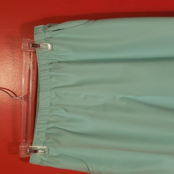Kim Roger's Lady's Petite Capri Pants In the Color of Mint Green - Picture 3 of 7